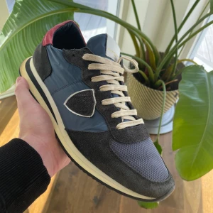 Philippe Model -  Philippe Model skor | Storlek 44 | Bra skick | Orginal skolåda ingår | Perfekta inför vår/sommar | Endast 799kr