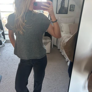 Svarta jeans - Säljer ett par jättefina svarta jeans som har en lösare passform. De är tyvärr för korta för mig men önskar verkligen att de passade! De är perfekta till ett par vita sneakers!💕