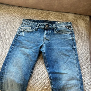Replay Jeans - Fräscha Replay jeans i storlek 31, skriv om de är några funderingar.