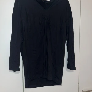 Pusero - Naisten ihana musta pusero. Edessä pieni rypytys, jonka yläreunassa pieni reikä. Koko 44. Kaikai n 50cm, pituus n 64cm. Kissatalous MMM, lisätietoja saa kysymällä Mikäli hinta ei miellytä tarjoa rohkeasti Katsothan myös muut ilmoitukseni