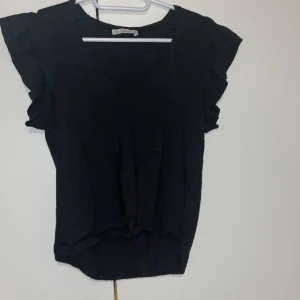 Pusero - Ihana musta V-aukkoinen naisten lyhythihainen pusero. Hihojen reunoissa ja kyljissä menee kiva yksityiskohta. Koko S.  Kaikai n 35cm, pituus n 50cm. Kissatalous MMM, lisätietoja saa kysymällä Katsothan myös muut ilmoitukseni Mikäli hinta ei miellytä tarjoa rohkeasti