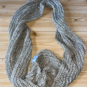 Kaulahuivi - Ihana vaaleahko tuubi kaulahuivi. Leveys n 84cm, korkeus n 27cm. Kissatalous MMM Mikäli hinta ei miellytä tarjoa rohkeasti Katsothan myös muut ilmoitukseni!!