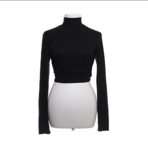 Turtleneck från Chiquelle - Svart tröja med krage av ribbat material. Köpt från Chiquelle men aldrig använd. Storlek onesize (s/m), väldigt stretchig. Finns ej kvar på hemsidan.