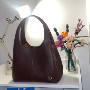 Coach Lana Shoulder Bag - Maple - En jätte snygg väska som jag har tagit med mig till jobbet i ett par veckor. Enkelt att organisera, kan hålla en 1L vattenflaska, iPad och MacBook Air (13 inch). Enda andledningen till att jag säljer är för att jag ångrar färgan jag valde. 