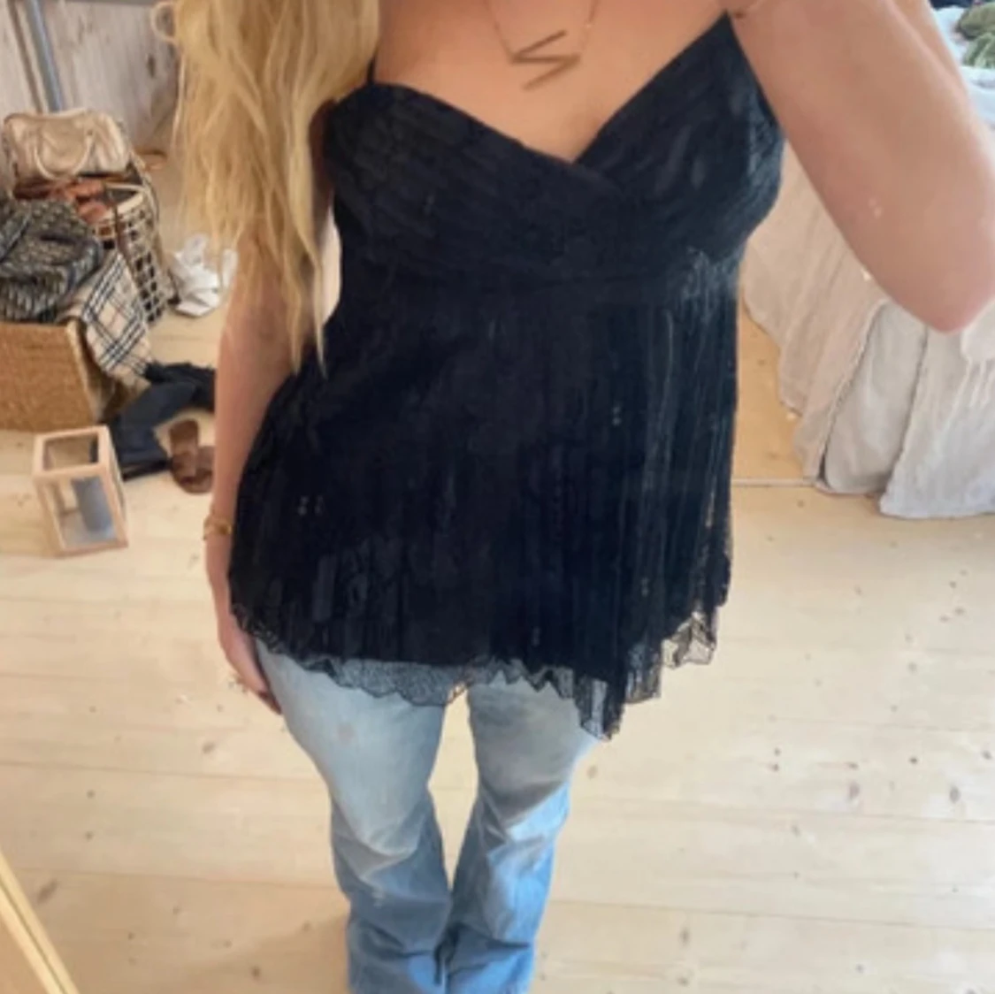 Svart spetslinne med smala axelband