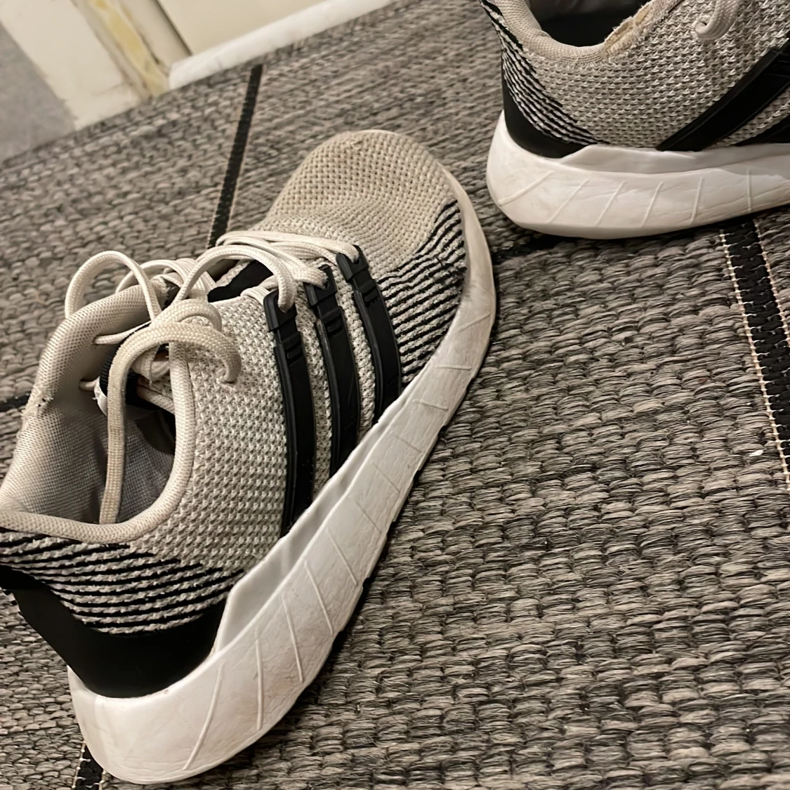 Vita och svarta sneakers från Adidas - 1