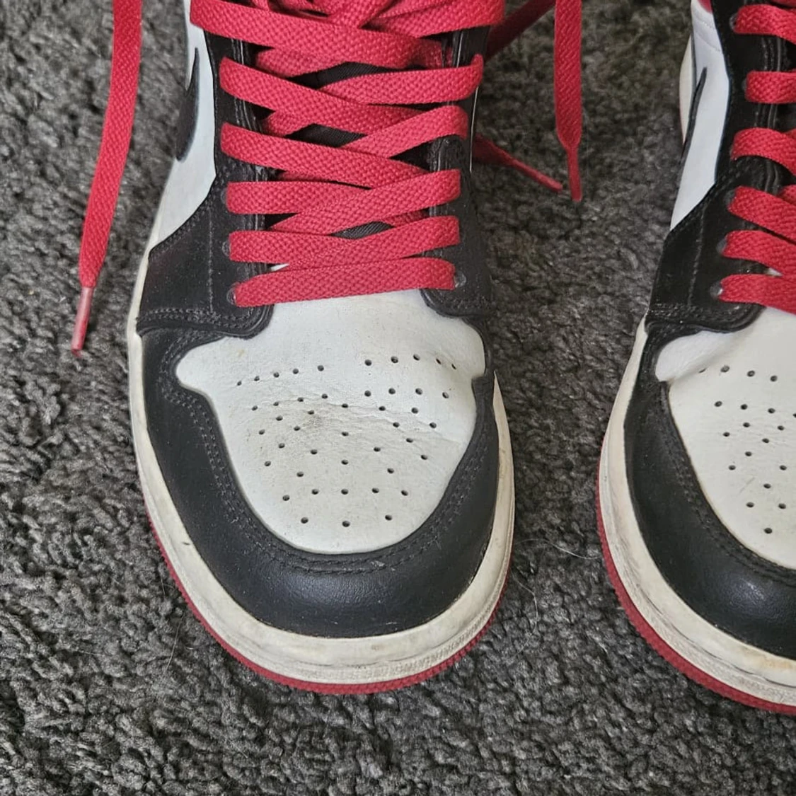 Nike Air Jordans med röd snörning och röd sula - 4