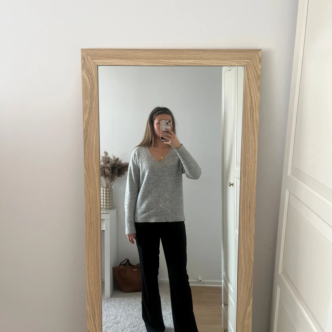 Grå v-ringad stickad tröja