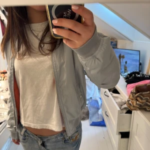 Grå bomberjacka - Såå fin vårjacka i grått, med en orange insida!🥰💕 Säljer då jag måste rensa bland mina jackor!!🥹