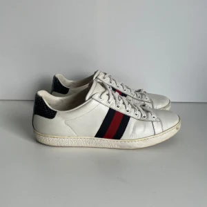 Gucci skor  - Ett par galet snygga Gucci ace skor i 9/10 skick 🤩 skorna är i storlek 39,5 men passar mer som 40,5. hör av dig vid minsta fundering så svarar vi så snabbt som möjligt ✅