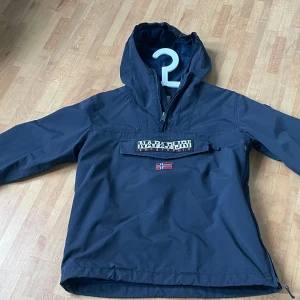 Windbreaker napapijri - Storlek xs, windbreaker Napapijri, vinter/vår navy blue har inte används nån gång för att den är för liten!