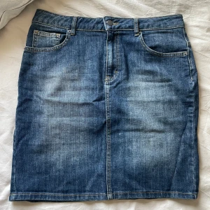 Jeanskjol i blå denim - Blå jeanskjol 