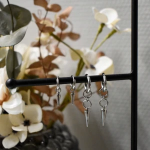 Örhängen i rostfritt stål  - Snygga örhängen i både guld och silver i rostfritt stål. Ett par kostar 69kr. Perfekta för att ge din outfit en snygg touch!Passar både till vardags och fest. Perfekt att ge bort i present eller att själv bära. Våra smycken skickas i en smyckespåse, köp till en presentask för endast 10kr. Vi på Monile UF skänker desutom 10% av våran vinst till Barncancerfonden så genom detta köp så bidrar du även till något större!✨💞