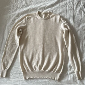 Suitsupply merinoulltröja   - Säljer en beige tröja från Suitsupply i 100% merinoull. | Skick 8/10 | Nypris: runt 2000 kr | Ifall ni har frågor är det bara och kontakta! 😁