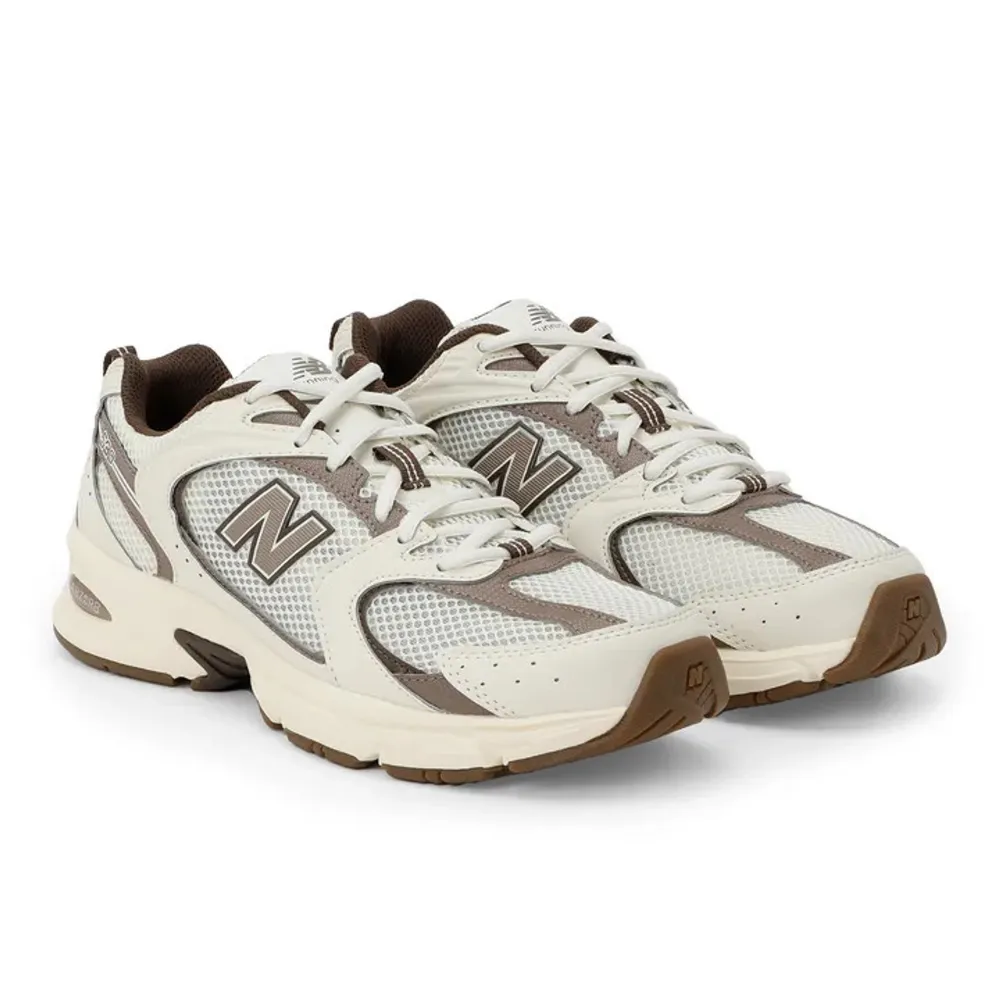 Snyggaste skorna från new balance. Aldrig använda och ligger kvar i lådan helt nya. Skulle skicka tillbaka med glömde, därav mest lånade biler. Ligger i asos påsen som de skickades i. Storlek 37,5, slutsåld storlek🤎. Kengät.