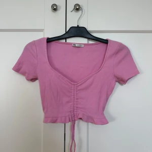 Rosa topp ifrån Zara - En super söt topp ifrån Zara i en ljusrosa färg. Väldigt fint skick! I storlek S!