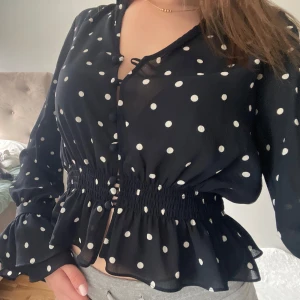 Prickig blus  - Säljer denna prickiga blusen. Supersöt med snygga detaljer, materialet är tunt och perfekt för varma dagar, hör av er ! 💗