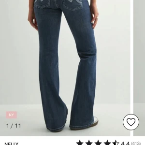 Blå bootcut jeans med broderade bakfickor - Säljer dessa jeans i storlek 38 som jag använt en gång. Säljer då dem va för stora men jag va för snabb med att ta av lapparna. Jätte fina och i nyskick, nypris 699. Mitt pris 500kr
