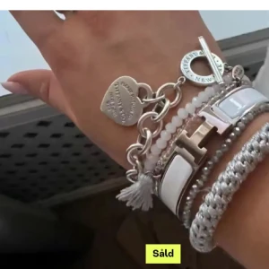 Silverfärgade armband  - Jag säljer mitt fina armband som är de silvriga armbandet. Köpte de från nån på Plick, och här med säljer här eftersom jag har blivit guld. Inte min bild, skicka pris förslag!