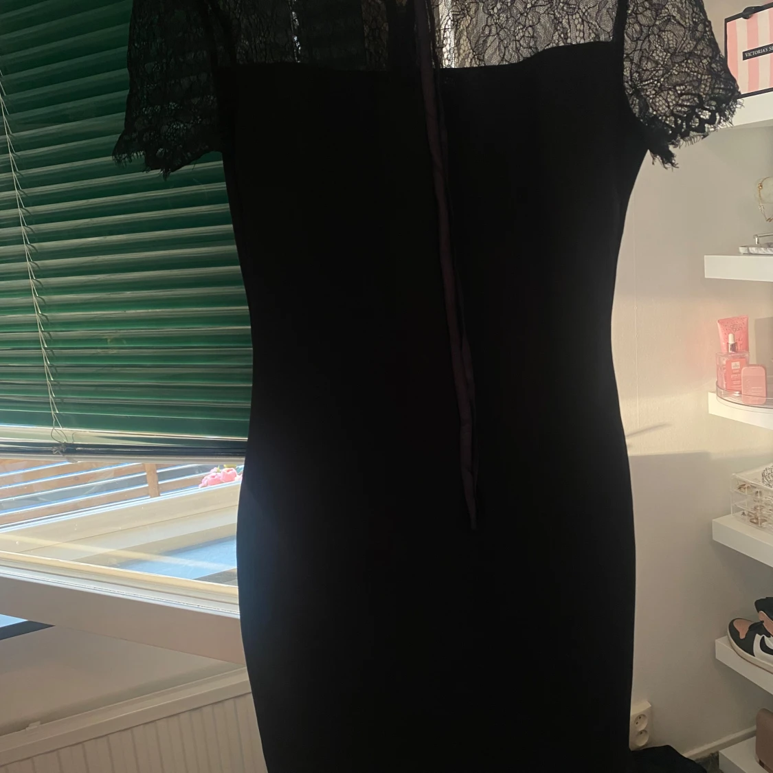 Svart klänning med spetsdetaljer - 1