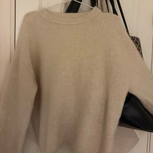 Mohair tröja från hm - Superfin mohair tröja från H&M som är helt slutsåld!! Säljer då jag inte får tillräckligt med användning för den❤️ Snygg att ha över en klänning eller till en kjol under sommarkvällar exempelvis!