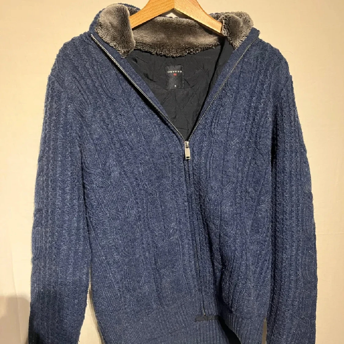 Stickad Kofta med pälskrage