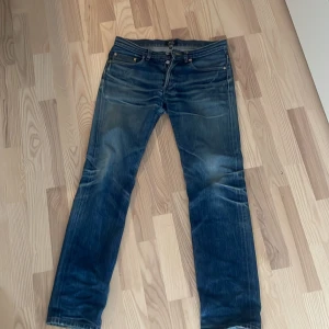 A.P.C. New Standard jeans - Säljer nu mina apc jeans. Modell New standard som har en straight fit. Är ett hål på baksida men det syns inte när du har på dig dom! Pris kan diskuteras 