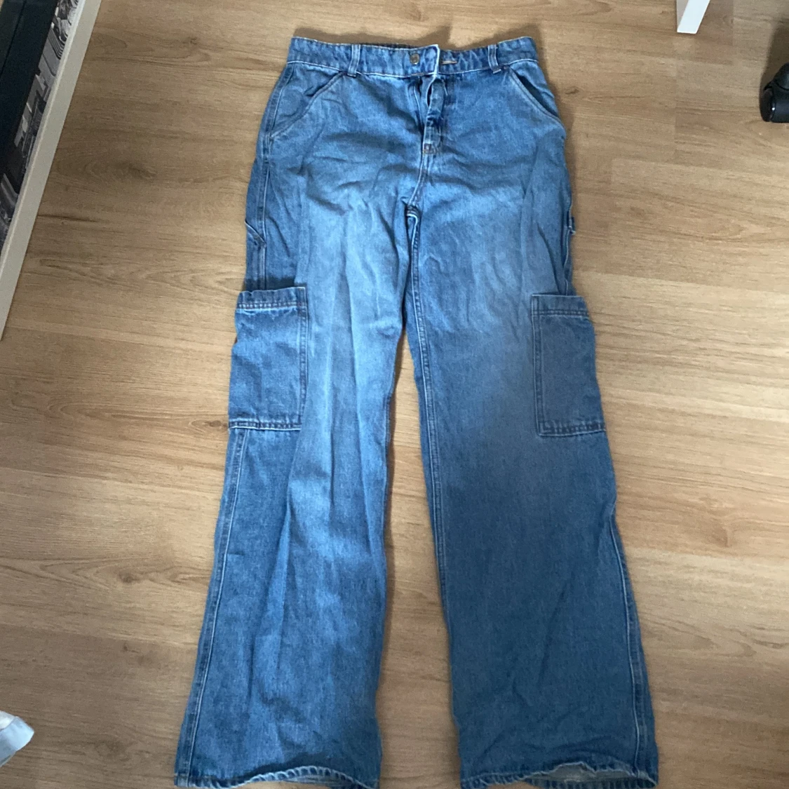 Blå cargobyxor i jeans från H&M