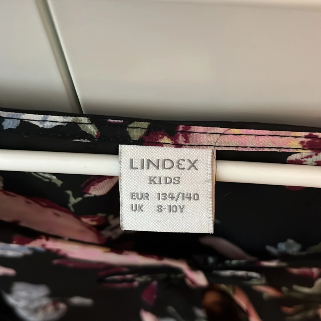 Super söt blommig blus med volangärmar - 4