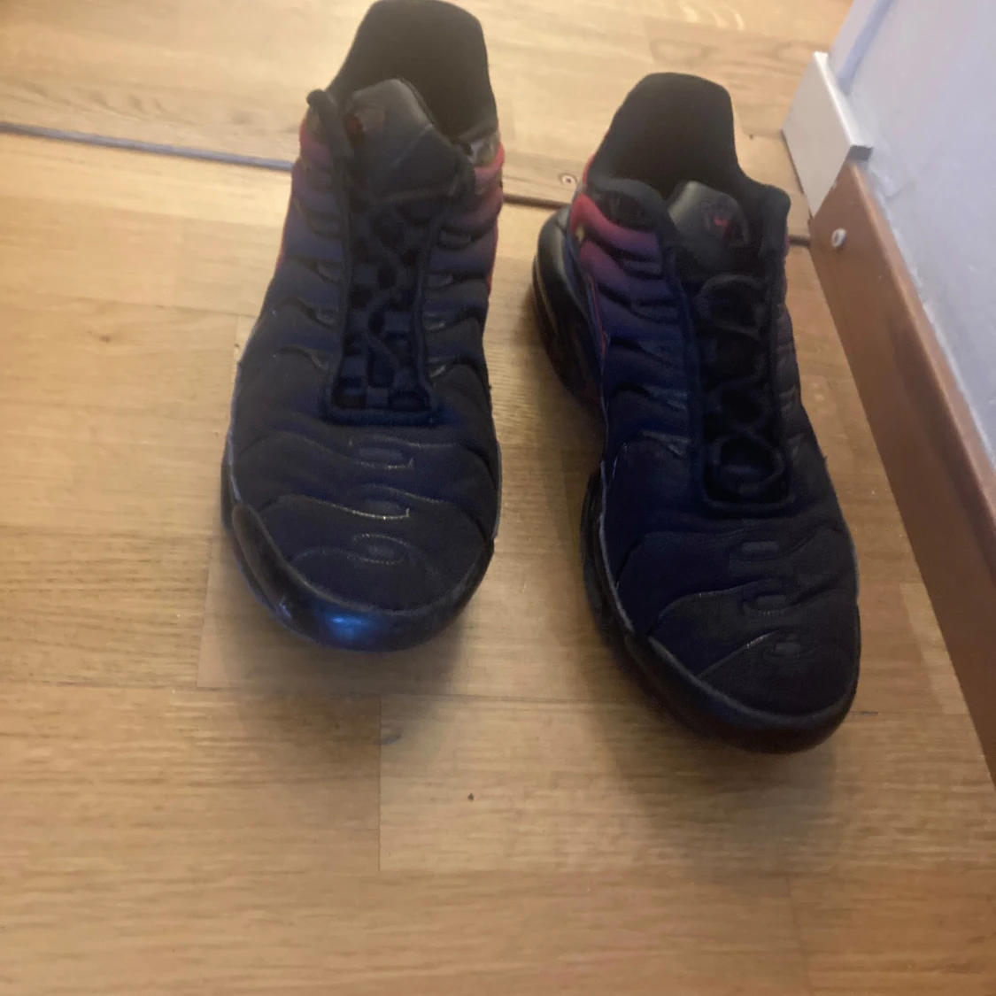 Svarta och röda Nike sneakers (TN) - 1