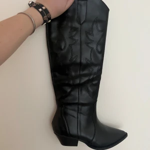 Cowboy boots - Skitsnygga cowboys boots som tyvärr är för små för mig:((( använda endast 1 gång och dom är helt i nyskick! Super läckra! Klacken är 4 cm och bootsen är ca 50cm höga. Passar strl 37,5-38,5 skulle jag säga!  Skön trampdyna med! Skriv för frågor🫶🏼🫶🏼