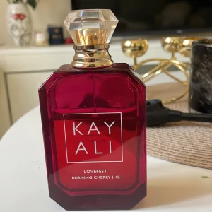 Kayali parfym - Kayali Lovefest Burning Cherry 48. Söt men mogen körsbärsdoft i 100 ml, ca 70% kvar, se bilder för egen avgöring. Säljer då jag behöver rensa bland parfymer. Nypris på SEPHORA 1429 kr