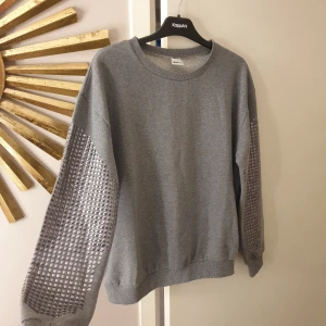 sweatshirt  - sweatshirt med nitar från Gina Tricot, använd en gång. 
