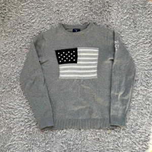 Gant USA tröja  - Eftertraktad Gant tröja! | Mycket fint skick förekommer något litet tecken som kan ses på bild! | Storlek S. | Ställ gärna frågor innan du köper!