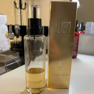 Alien Goddess Eau de Parfum Refill från Mugler - Alien Goddess Eau de Parfum Refill från Mugler en underbar doft under sommaren med noter som kokos, vanilj,jasmin det är ungefär 30ml kvar 🥥🍦🌸.                                                                  Kom gärna med bud! Paketpris vid kör av fler😍