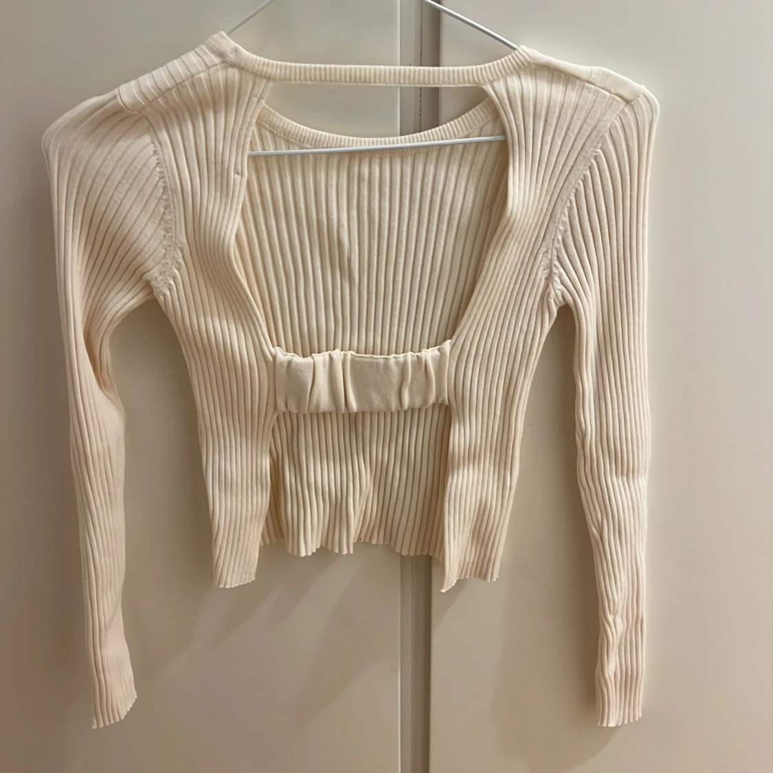 Beige ribbad croppad tröja med öppen rygg