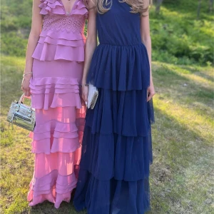 Balklänning - Såå fin mörkblå balklänning från asos 💙Använd en gång! Skriv för fler bilder/info 