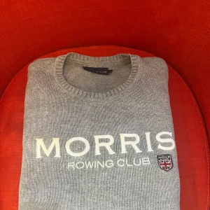 Grå Morris tröja - Hej! Säljer min snygga Morris tröja som passar perfekt till sommaren. Tröjan är grå med ett snyggt Morris tryck på bröstet. Tröjan är stilren och passar de flesta. Storlek M men passar också en aning större. Vid eventuella frågor eller någon fråga om priset så är det bara att skriva!