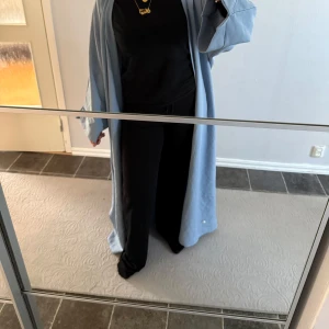 Ljusblå öppen abaya - Säljer en ljusblå, lång och flowy abaya med öppen front. Den har vida ärmar och en avslappnad passform, perfekt för lager-på-lager. Enkel och stilren. 🩵