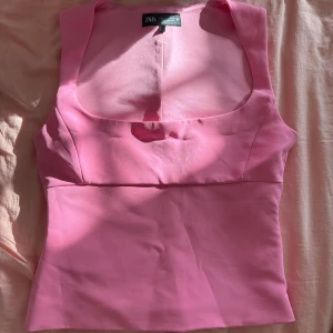 Rosa Zara topp - Säljer en fin oanvänd topp från Zara som inte finns att köpa längre💕