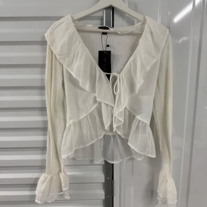 Vit blus  - Helt ny med prislapp, liten i storlek så XL passar M 