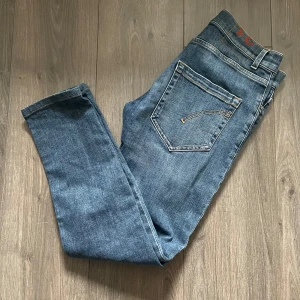 Dondup jeans - Säljer dessa mörkblå jeans från Dondup. Mindre i storlek, modell: Mius slim fit - Sitter som george. Hör av er vid frågor 