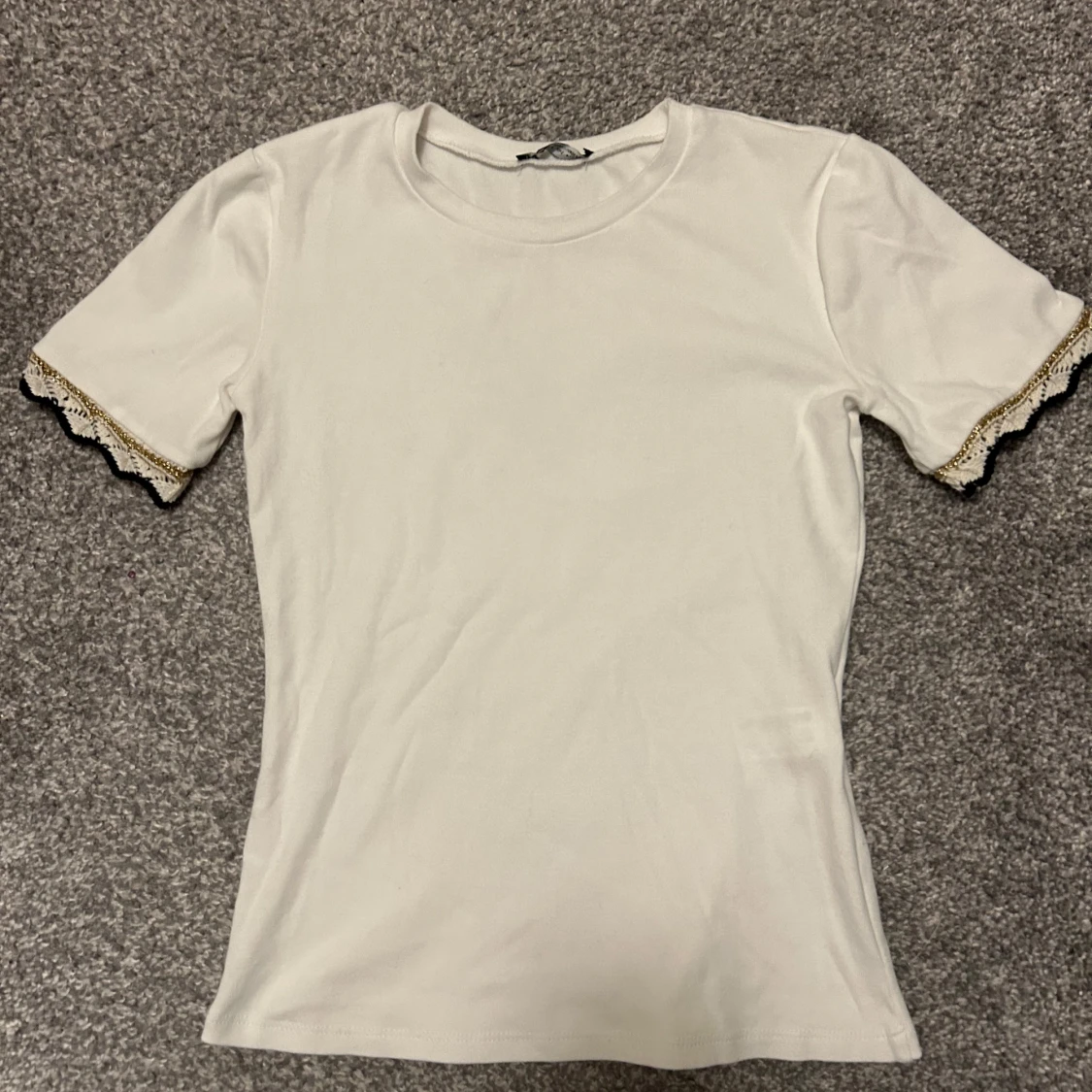 Vit kortärmad topp med spetsdetaljer