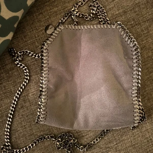 Väska med kedjor - Super söt liten handväska, finns ett längre band så man kan ha den över axeln också!💞priset går absolut att diskutera!!