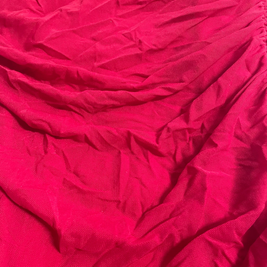 Röd tight långärmad klänning med rynkade detaljer - 1