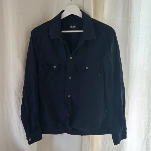 Overshirt  - En mörkblå overshirt från märket only & sons i färgen mörkblå. Använd fåtal gånger. 