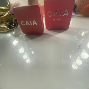 CAIA Blush Watermelon Sugar - Säljer ett CAIA rouge i färgen Watermelon Sugar. Kommer i en snygg rosa förpackning med spegel i locket. Perfekt för att ge kinderna en fräsch och naturlig ton. Enkel att ta med i väskan tack vare den kompakta designen.🦄💕