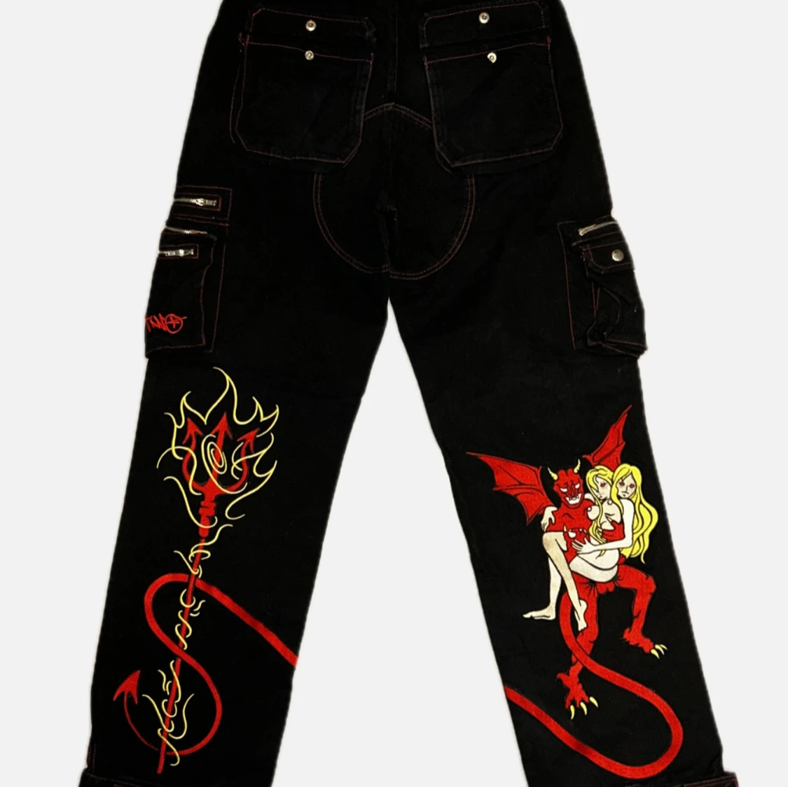 minus two Svarta cargobyxor med röd grafik och fickor - 1