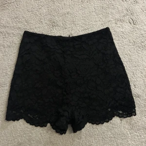 Svarta spets-shorts från Stradivarius - Svarta shorts från Stradivarius i spets.super sköna och perfekta till sommaren. Dom är i storlek M men skulle söga att dom är som storlek S som är stretchiga 