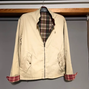 Ralph Lauren reversible jacket - Tja, säljer nu denna unika Ralph lauren jacka i storlek M. Nypris är 5500 och skulle rekommendera den för de som har storlek M! Om du har några ytterligare frågor är de bara o höra av sig🙌